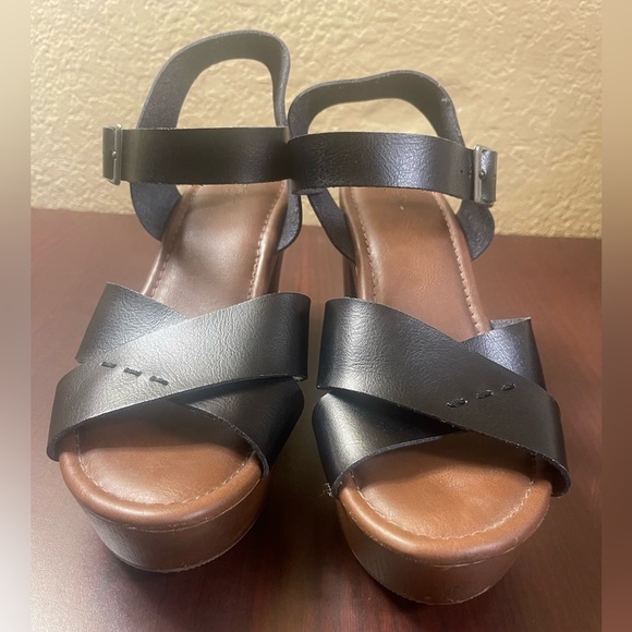 Universal Thread Black and Brown Platform Sandals with Crisscross Straps - Picture 9 of 11